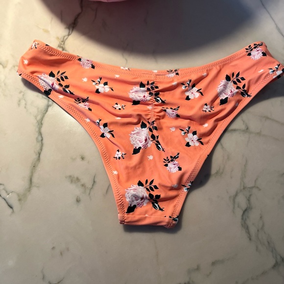Cupshe Floral print bikini ruched bottom color is coral & pink & sz M - Picture 2 of 2